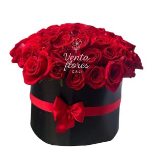 Arreglo Floral estilo Cilindro con rosas rojas 10
