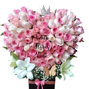 Arreglo floral en forma de corazón con rosas rosadas y lirios blancos 47