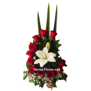 Arreglo floral con rosas y lirio