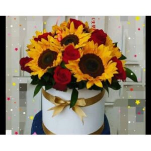 Arreglo base redonda con  rosas y girasoles 77
